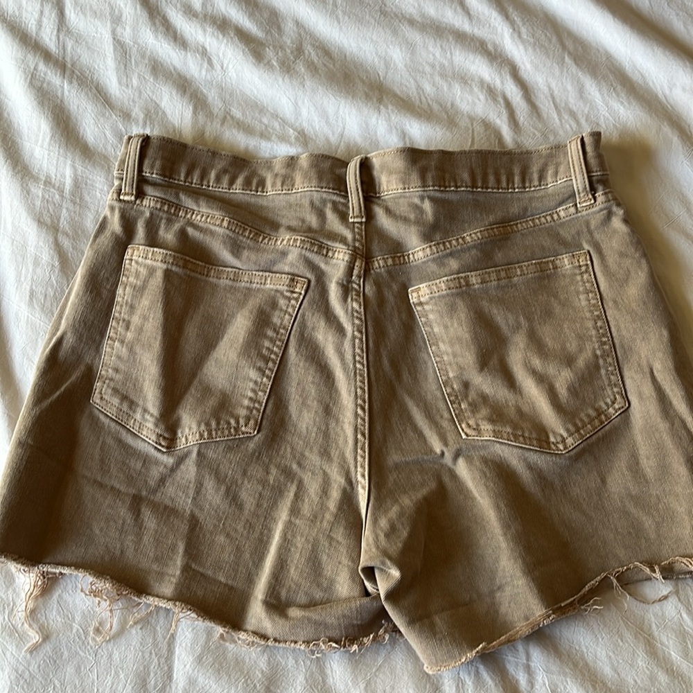 Gap High Rise short 4” tan size 14r/32 - Picture 3 of 4